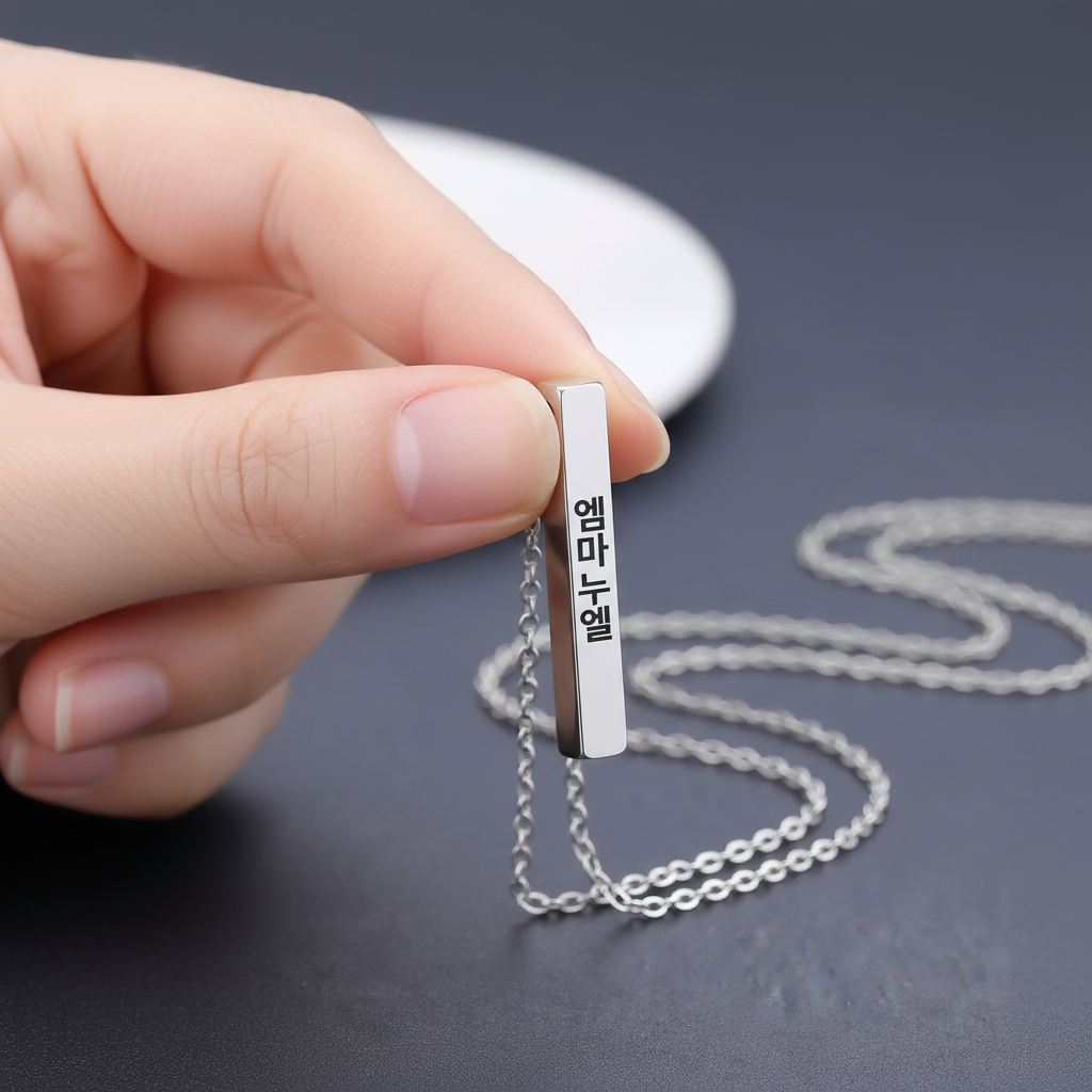 Collier Barre Coréen Gravé Femme