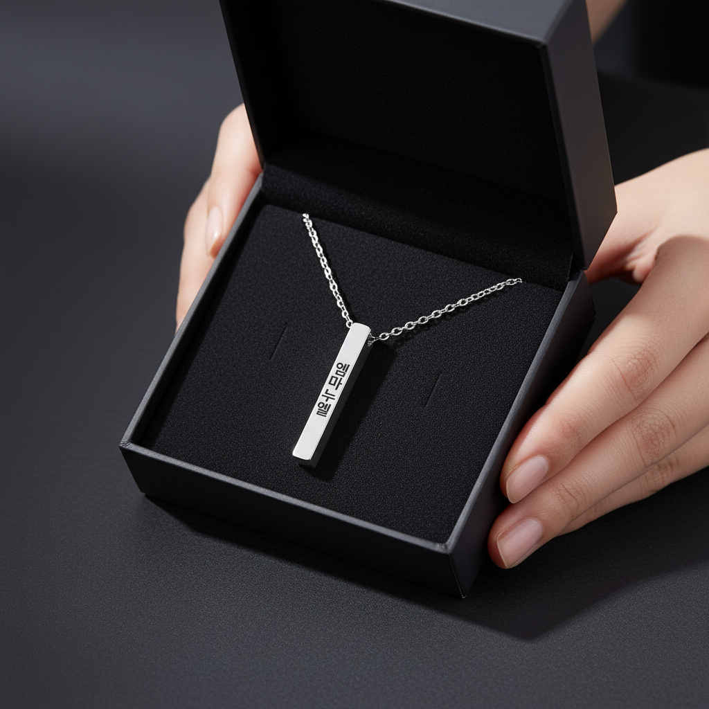 Collier Barre Coréen Gravé Femme